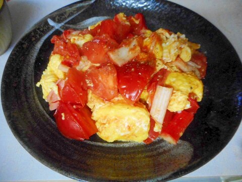 カニカマと卵とトマトの炒め物